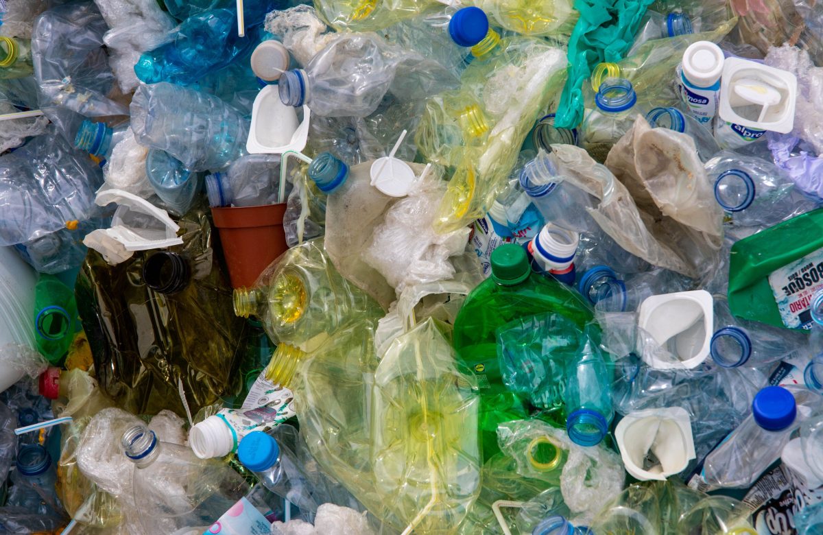 União Europeia proíbe químicos eternos e reduz plásticos descartáveis em novo pacote ambiental