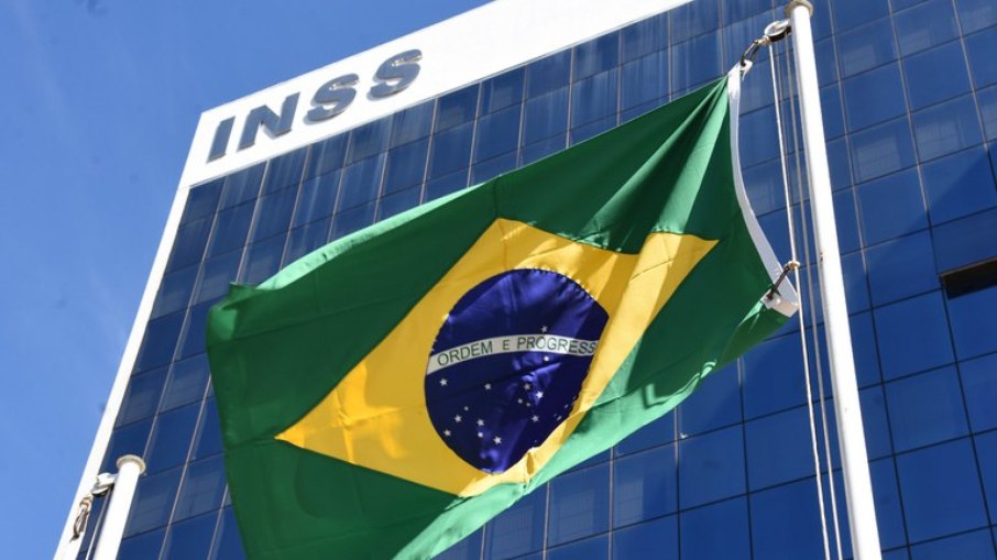 Grupo de economistas entrega a presidenciáveis proposta que leva a aposentadoria para 67 anos