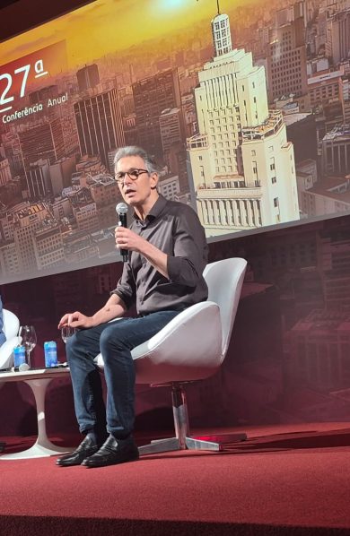 Caiado, Zema e Renan criticam juros altos e gastança do governo Lula em evento com empresários
