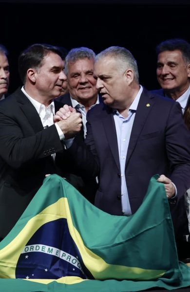 Campanha de Flávio Bolsonaro planeja ofensiva contra Lulinha no horário eleitoral e redes sociais