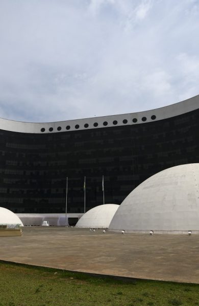 Desinformação sobre urnas eletrônicas exige vigilância do TSE contra campanhas políticas