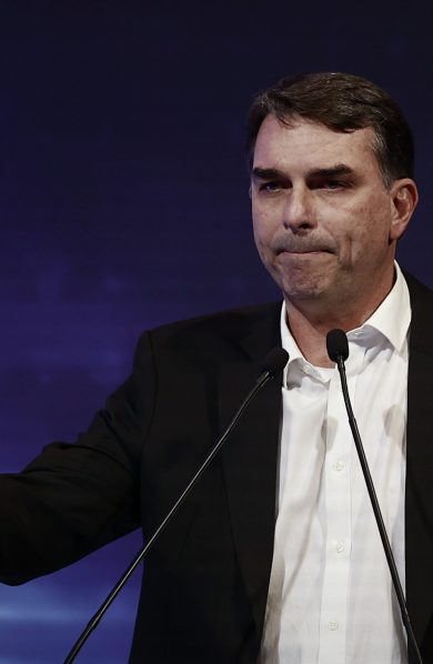 Flávio Bolsonaro e as Contradições sobre Urnas Eletrônicas: Análise das Declarações
