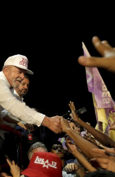 Lula e Paes realizam comício em Bangu para recuperar votos entre população pobre do Rio