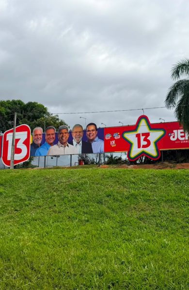 PT da Bahia é alvo de denúncia por mega outdoor que viola legislação eleitoral em Salvador